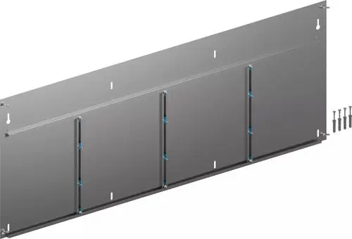 Metallrückwand für einen Schrank von Uponor, versehen mit mehreren Montageschienen und Löchern zur Befestigung, sowie einer Packung Schrauben.